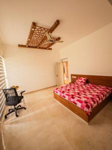 une chambre avec un lit et une chaise dedans dans l'établissement Prakriti home stays, à Thrissur