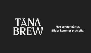 TanaにあるTanabrewの黒い背景に白い文字がいくつか