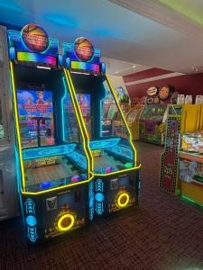 Herní místnost v ubytování Lyons Winkups Holiday Park Towyn, North Wales static Caravan 3 bedroom sleeps 8 free entertainment