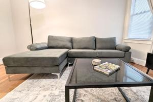 Posezení v ubytování Cozy Gem 18Min to EWR 8min to NYC Train & Parking