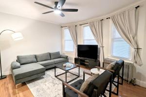 Televisyen dan/atau pusat hiburan di Cozy Gem 18Min to EWR 8min to NYC Train & Parking