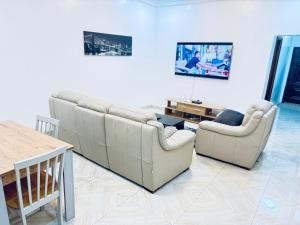 TV a/nebo společenská místnost v ubytování Jawara Kunda Apartments