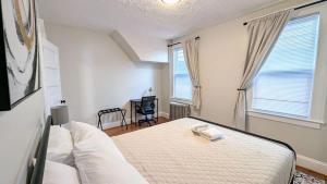 Katil atau katil-katil dalam bilik di Cozy Gem 18Min to EWR 8min to NYC Train & Parking