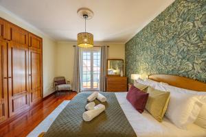 ein Schlafzimmer mit einem großen Bett mit Handtüchern darauf in der Unterkunft Casa Golino by YOUR KEY in São Vicente