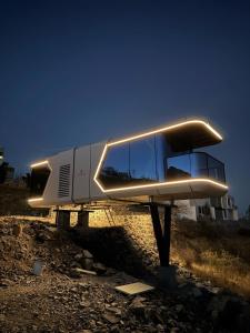 にあるCapsule Mountainのビーチに建つ、明かりのついた家