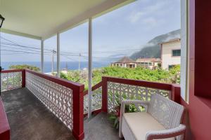 un balcone con due sedie e vista sull'oceano di Casa Jardim Celeste a Seixal