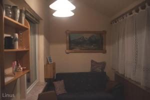 a living room with a couch and a painting on the wall at Ferienwohnungen Gollkowsky in Rudolstadt
