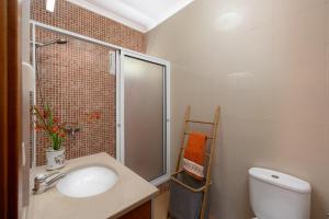 un bagno con lavandino, doccia e WC di Casa Jardim Celeste a Seixal Altre 7 foto