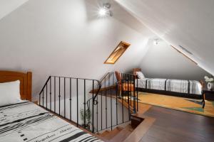 una camera mansardata con letto e scala di Casa Jardim Celeste a Seixal