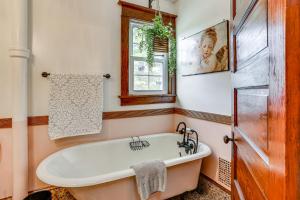 Ένα μπάνιο στο Game Room, Yard and Fire Pit Spacious Catskills Gem +37 φωτογραφίες
