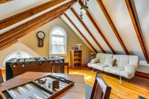 Χώρος καθιστικού στο Game Room, Yard and Fire Pit Spacious Catskills Gem