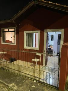 een huis met een hek ervoor bij Casa Kekel in Florianópolis