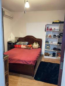 een slaapkamer met een bed met een knuffeldier erop bij Casa Kekel in Florianópolis