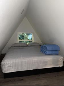 HawkinsにあるEcho Valley Retreatのベッドルーム(ベッド付)1室(屋根裏部屋)