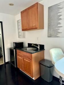 Una pequeña cocina con fregadero y microondas. en Prime Spanish Villa in West Hollywood, en Los Ángeles 17 fotos más