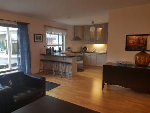 弗勒Leilighet Førde sentrum的客厅里有一张沙发和一个厨房