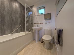 Koupelna v ubytování Spacious Home Near Uea For Contractors & Workers + 49 fotografií