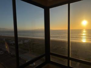 ラ・セレナにあるCondominio Vicuñaのホテルの窓から海の景色を望めます。