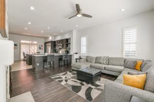 Η κουζίνα ή μικρή κουζίνα στο Close to Golf Courses! Home with Pool in Palm Desert