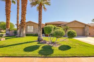 Κήπος έξω από το Close to Golf Courses! Home with Pool in Palm Desert