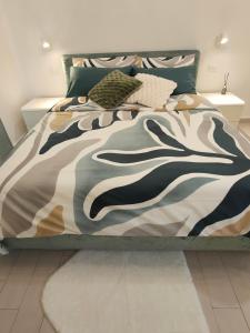 Una cama con un edredón blanco y negro. en Arthome, en Milán