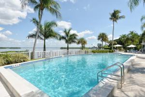 Hồ bơi trong/gần HVC 203 Spa Pool on Longboat Key