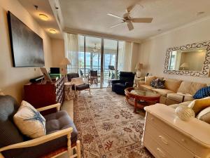 Khu vực ghế ngồi tại HVC 203 Spa Pool on Longboat Key