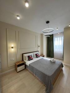 Postel nebo postele na pokoji v ubytování ЖК Ушконыр двухкомнатная стильная в центре 83