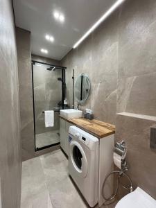 Koupelna v ubytování ЖК Ушконыр двухкомнатная стильная в центре 83