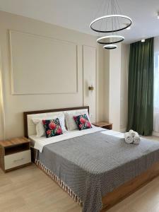 Postel nebo postele na pokoji v ubytování ЖК Ушконыр двухкомнатная стильная в центре 83