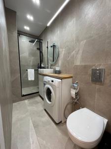 Koupelna v ubytování ЖК Ушконыр двухкомнатная стильная в центре 83 + 15 fotografií