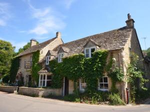 an old stone house with ivy growing on it at 1 Bed in Bourton-on-the-Water 44960 in Withington