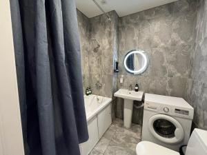 Koupelna v ubytování ЖК Ушконыр двухкомнатная стильная в центре 69