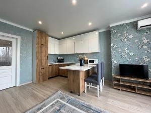 Kuchyň nebo kuchyňský kout v ubytování ЖК Ушконыр двухкомнатная стильная в центре 69