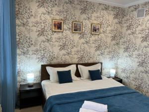 Postel nebo postele na pokoji v ubytování ЖК Ушконыр двухкомнатная стильная в центре 69