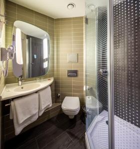 een badkamer met een toilet, een wastafel en een douche bij Ibis Istanbul West in Istanbul