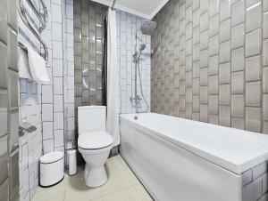 une salle de bain avec toilettes, baignoire et lavabo dans l'établissement Арбат в Золотом квадрате двухкомнатная стильная в центре 25, à Almaty