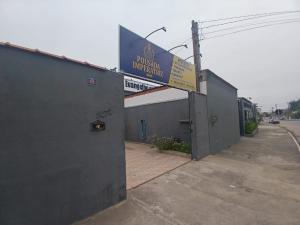 een gebouw met een bord aan de zijkant bij Pousada Imperatriz in Aparecida