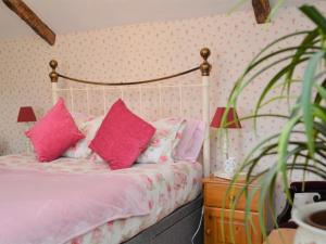 Postel nebo postele na pokoji v ubytování 1 Bed in Bude 43697