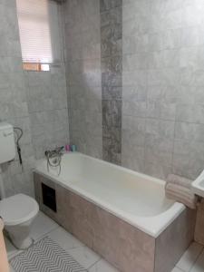 Ένα μπάνιο στο Kings Lifestyle Apartments, City Retreat