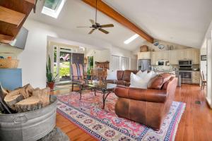 una sala de estar con un sofá y una mesa en Beaver Lake Oasis - Backyard Lake Access - 6 beds, en Lowell