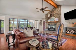 Una sala de estar con un sofá y una chimenea. en Beaver Lake Oasis - Backyard Lake Access - 6 beds, en Lowell