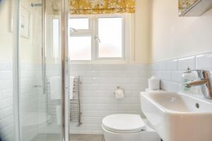 ein Badezimmer mit Toilette, Waschbecken und Dusche in der Unterkunft Barnaby Lodge in Aldeburgh + 14 Fotos