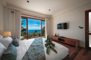 TV a/nebo společenská místnost v ubytování Phandara Luxury Pool Villas