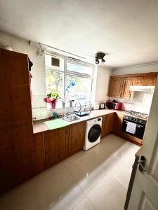 a kitchen with a sink and a microwave at Los cochis in London