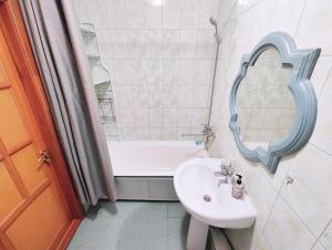 Koupelna v ubytování Золотой квадрат 3 комнатная стильная 6