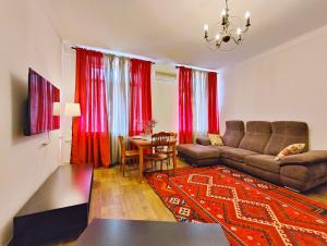 Posezení v ubytování Золотой квадрат 3 комнатная стильная 6