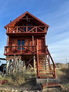 una grande casa di legno su una collina con scale di Olivillos frente al mar a Balneario Pehuén-Có Altre 11 foto