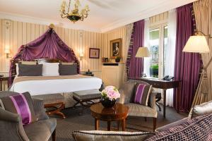 une chambre d'hôtel avec un lit et une table dans l'établissement Hôtel Napoleon Paris, à Paris