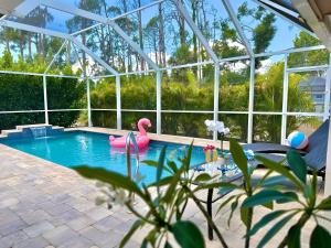 Πισίνα στο ή κοντά στο -Tropical Oasis- in the Heart of North Port Charlotte